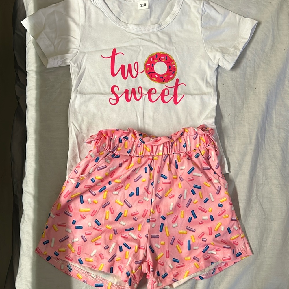 A 2t Girls Clothes Birthday outfit.Short Sleeve Donut Tops Bell-bottoms.